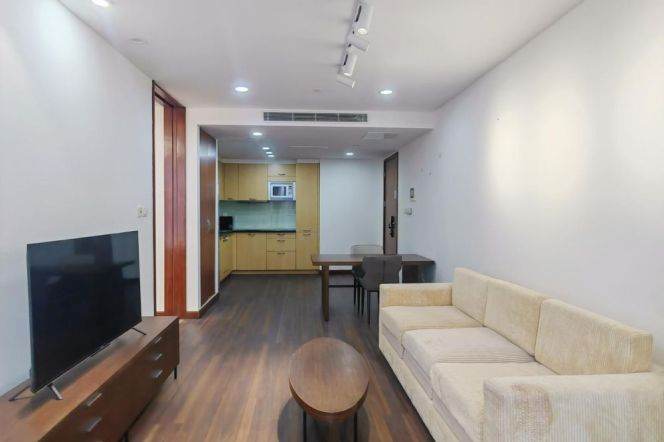 Modern 1 br with high ceiling next SuZhou Creek. easy to L 8/12 QuFu Rd st.