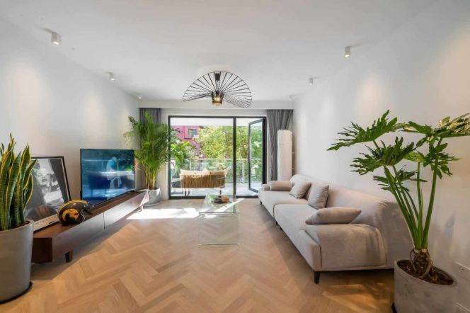 Spacious bright 3br/2bt@Jiangsu rd 145sqm with nice open balcony