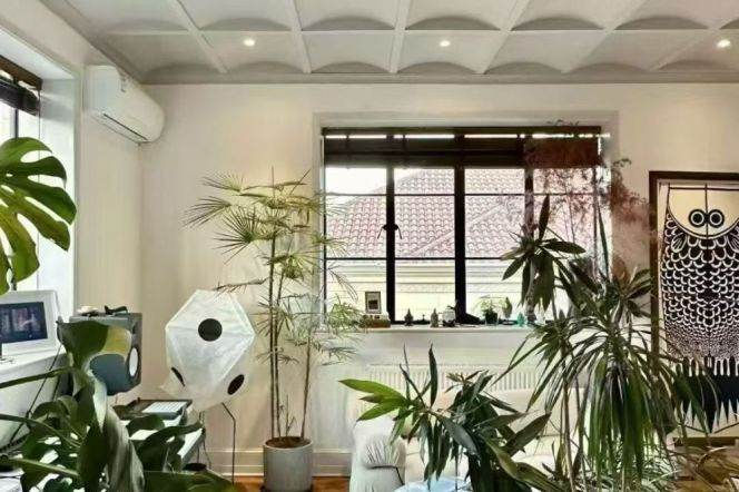 Xingguo Road has a 180-sqm apartment with large windows and plenty of sunlight.