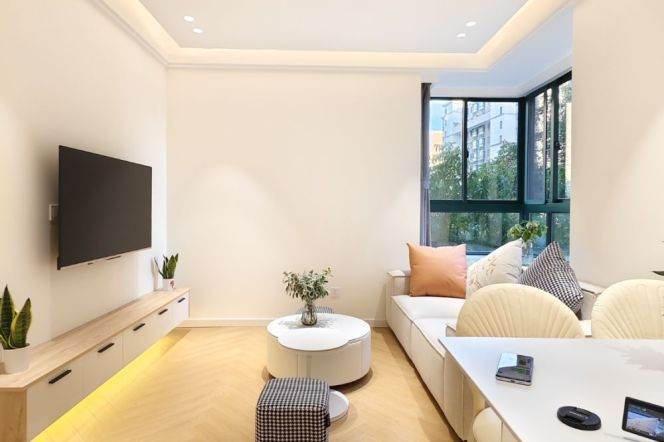 2Bdrs 1Bath Apt/Bright&Spacious /Line2 Weining Rd/Good View/elevator