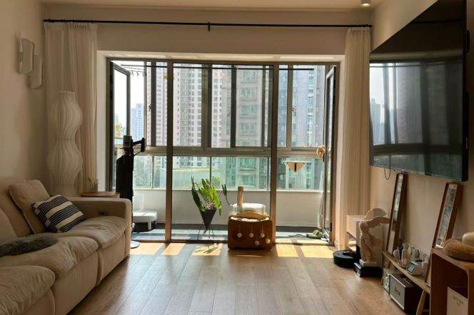 3 Brs, 2 Baths with Balcony/ Floor Heating/Central ac/Gym/Swimming pool @ Changping metro L7