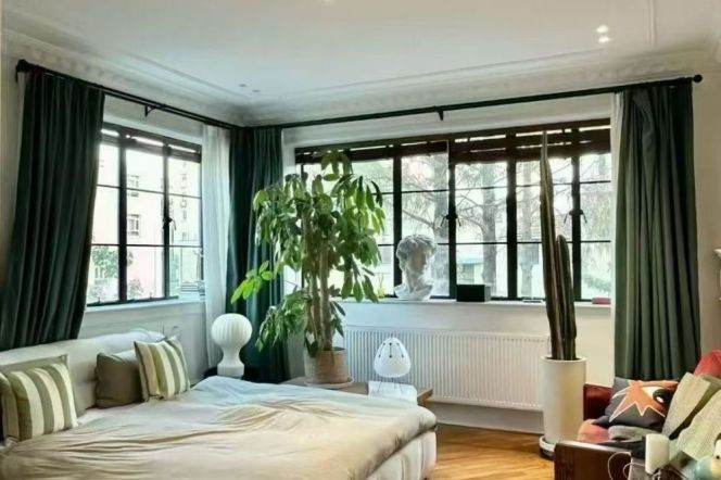 Xingguo Road has a 180-sqm apartment with large windows and plenty of sunlight.