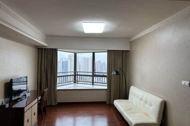 High-rise Apt in west Nanjing Road circle