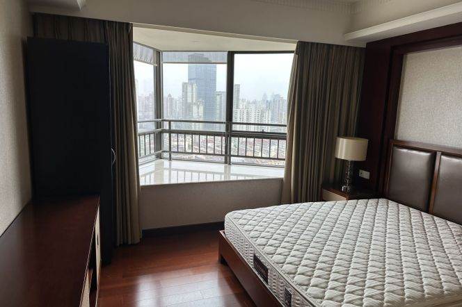 High-rise Apt in west Nanjing Road circle