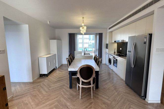 Modern 4brs with floor heating and balcony in central downtown