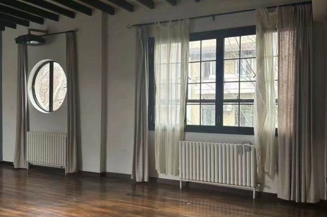 Old apartment building on Hunan Rd, with spacious rooms and windows offering views of greenery.