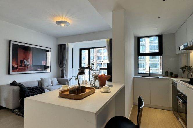 Spacious & Sunny 2Br +Balcony + Heating | Next to L2 Weining rd metro station 