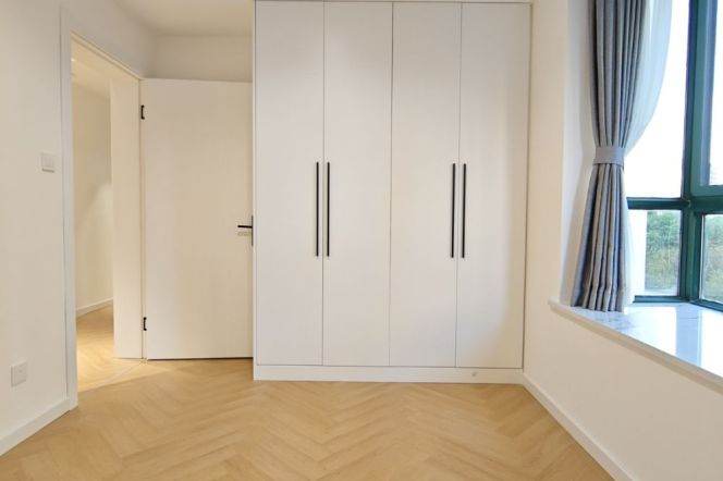 2Bdrs 1Bath Apt/Bright&Spacious /Line2 Weining Rd/Good View/elevator