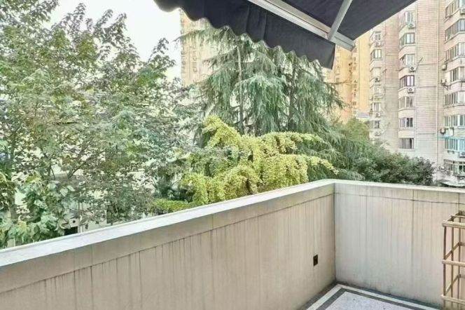 Xingguo Road has a 180-sqm apartment with large windows and plenty of sunlight.