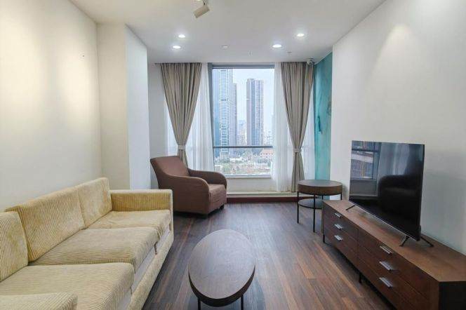Modern 1 br with high ceiling next SuZhou Creek. easy to L 8/12 QuFu Rd st.
