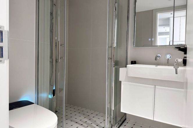 Jing'an Temple，One Park Avenue, with a bathtub, and floor-to-ceiling windows in the living room