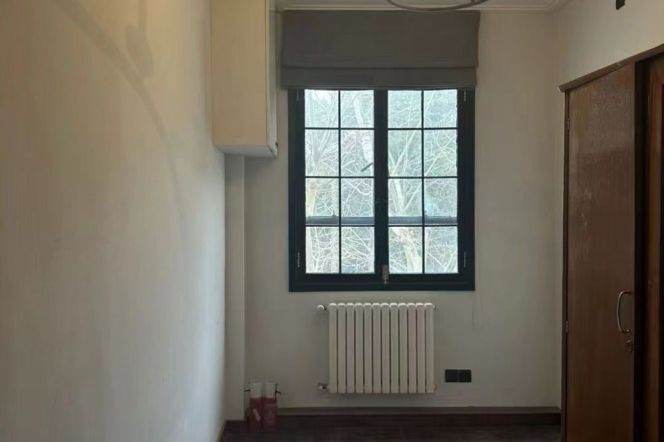 Old apartment building on Hunan Rd, with spacious rooms and windows offering views of greenery.