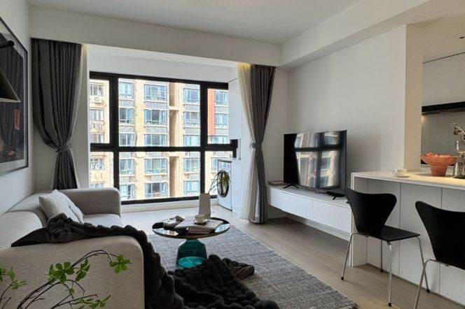 Spacious & Sunny 2Br +Balcony + Heating | Next to L2 Weining rd metro station 