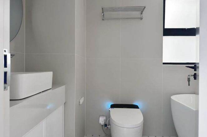 Jing'an Temple，One Park Avenue, with a bathtub, and floor-to-ceiling windows in the living room