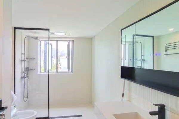 3 Brs, 2 Baths with Floor Heating/Central ac/Oven/Dish washer, 180 sqm @ Hongqiao metro L10