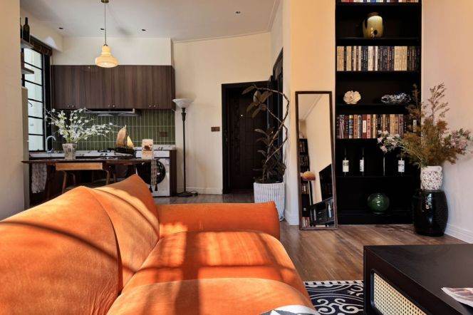 Spacaious & Historic 1Br +High ceiling +Elvator |South Shanxi rd & Iapm | 2nd floor | Great sunshine