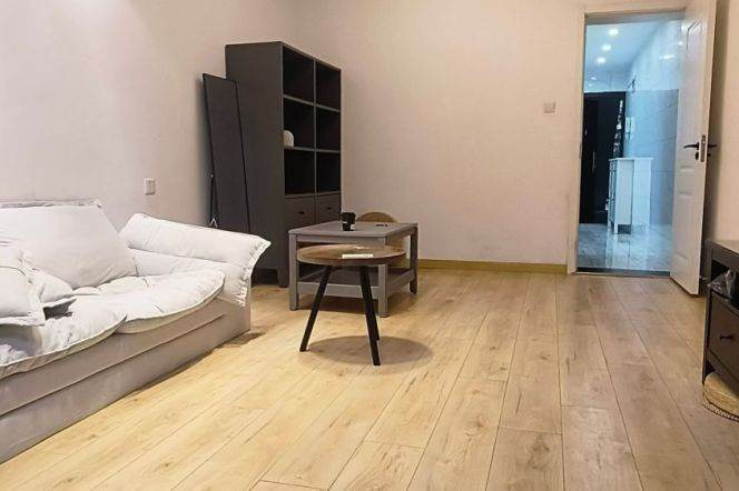 Nice yard 1Br/1Lr/1Bt apt nr Changping rd,M7