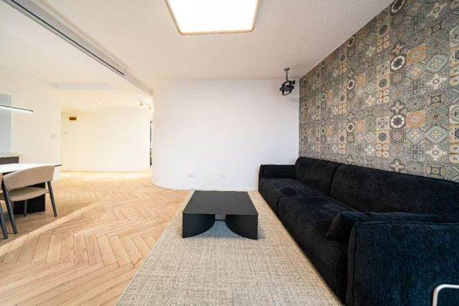 Spacious 3Beds in Xuhui with Corner Balcony. Huge Kitchen / Smart Appliances / Dedicated Parking 