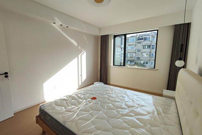 Gubei 2 bright and sunshine cozy 2br plus outside balcony