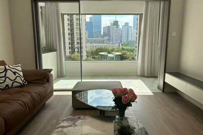 Modern 4brs with floor heating and balcony in Jing an area