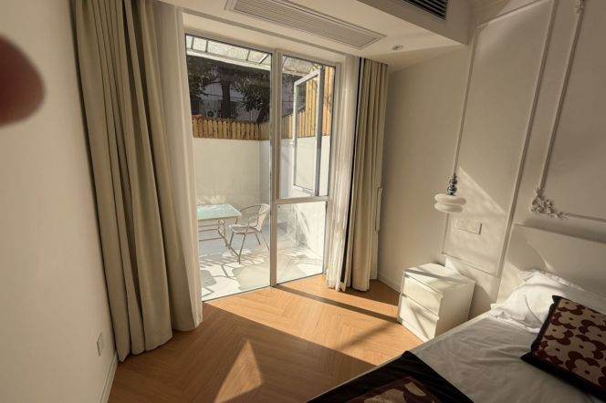 Nice outdoor yard,Good sunlight, Nr Suzhou Creek & Line 2/3/4 Zhongshan Park