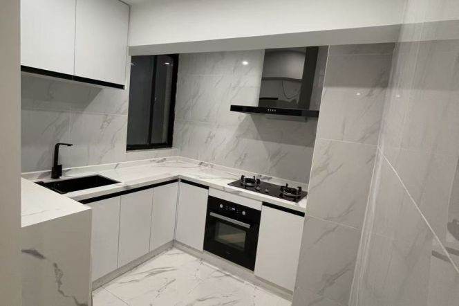 13,000 for a 2Beds in Xujiahui with Wall Heating. Triple Subway Interchange / Yulan Garden