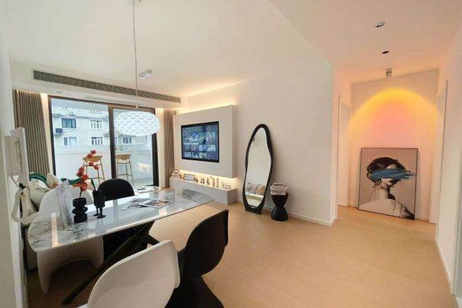 Charming+Balcony 2Brs GuBei area