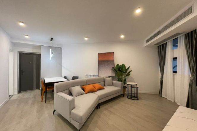 13,000 for a 2Beds in Xujiahui with Wall Heating. Triple Subway Interchange / Yulan Garden