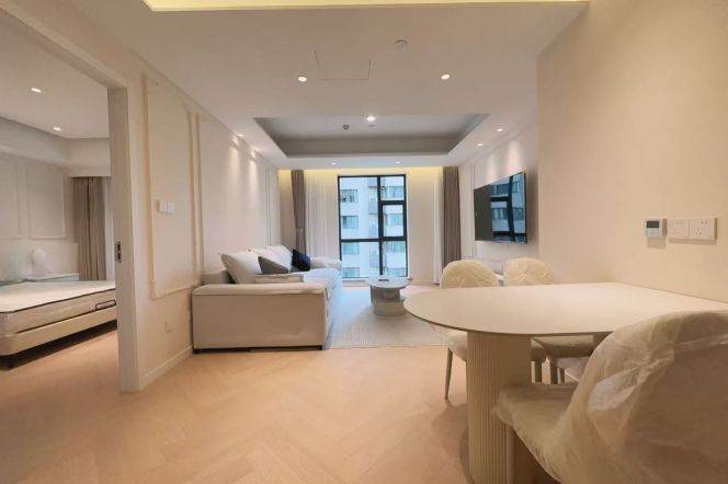  Renovated 1Bed on Xietu Road, Xuhui. Central AC/Flexible Layout / Steps from Subway