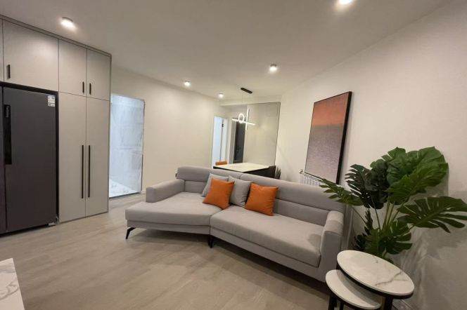 13,000 for a 2Beds in Xujiahui with Wall Heating. Triple Subway Interchange / Yulan Garden