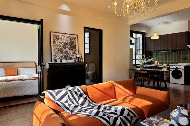 Spacaious & Historic 1Br +High ceiling +Elvator |South Shanxi rd & Iapm | 2nd floor | Great sunshine