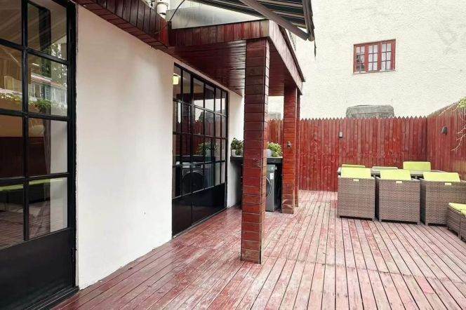 Jing'an Temple bright and sunshine 1br plus outside yard