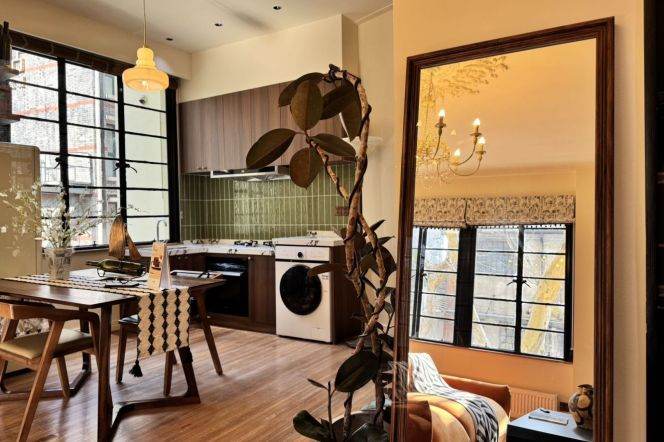 Spacaious & Historic 1Br +High ceiling +Elvator |South Shanxi rd & Iapm | 2nd floor | Great sunshine