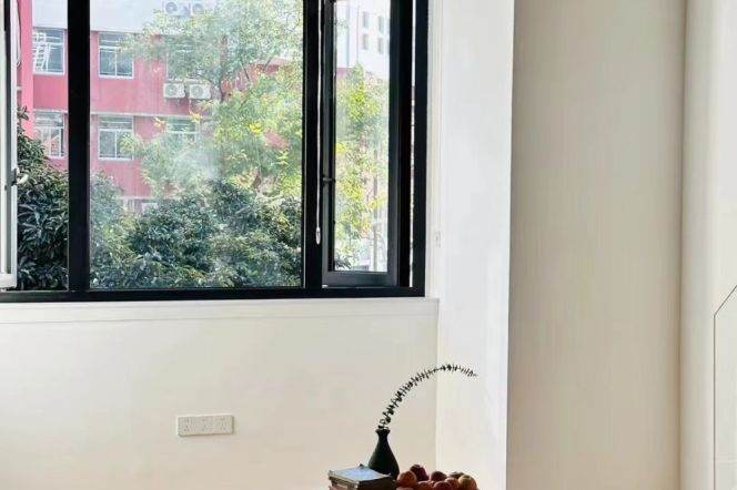 Well-designed 1+1 high-ceiling Changshu Rd Station