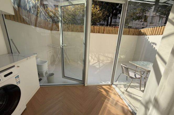 Nice outdoor yard,Good sunlight, Nr Suzhou Creek & Line 2/3/4 Zhongshan Park