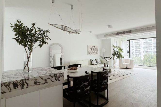 19800 for a Modern Retro 2Beds in Xinhua Road. floor Heating/ Kitchen Island / Dual Balconies