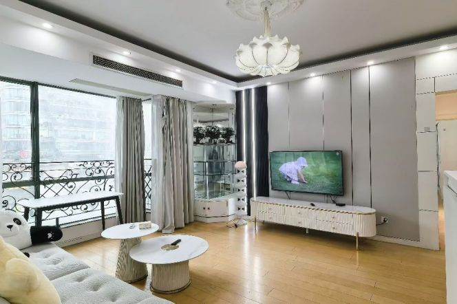 Spacious 2Brs/2Lrs/1Bt apt nr Changshou rd,M7/13