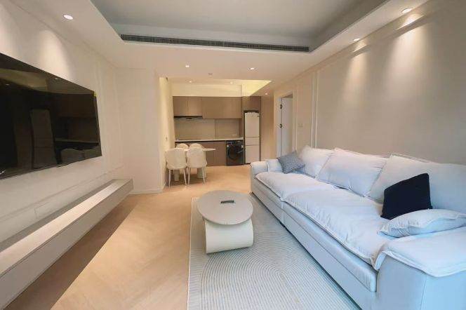  Renovated 1Bed on Xietu Road, Xuhui. Central AC/Flexible Layout / Steps from Subway