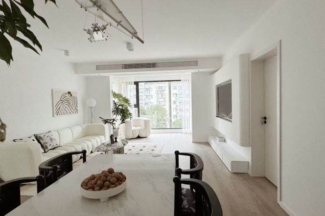 19800 for a Modern Retro 2Beds in Xinhua Road. floor Heating/ Kitchen Island / Dual Balconies