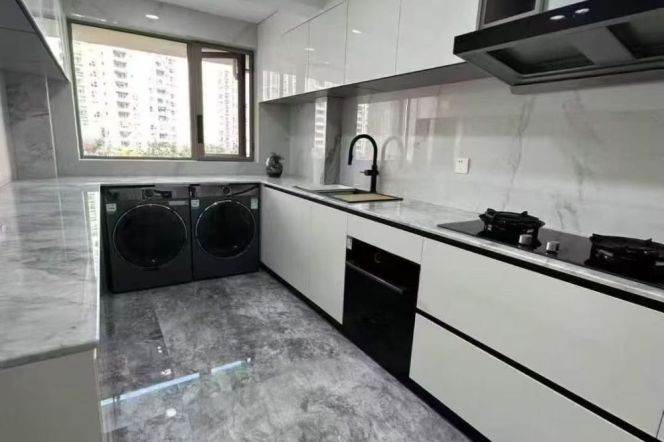 Modern 4brs with floor heating and balcony in Jing an area