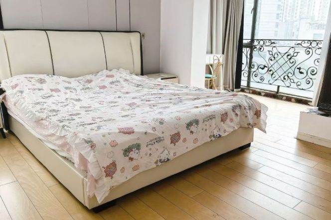 Spacious 2Brs/2Lrs/1Bt apt nr Changshou rd,M7/13