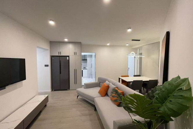 13,000 for a 2Beds in Xujiahui with Wall Heating. Triple Subway Interchange / Yulan Garden