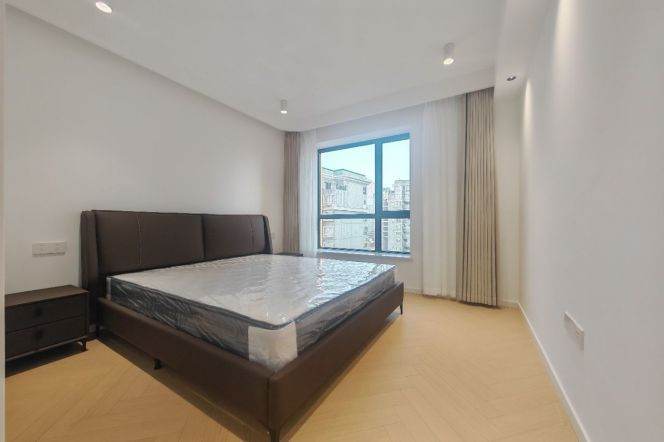 West Nanjing Rd /3br2bt/central AC/floor heat/dishwasher/outdoor balcony/oven/park space