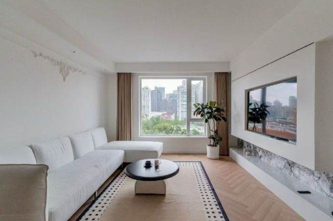 Modern 3brs with floor heating and balcony nearby west nan jing road CBD 