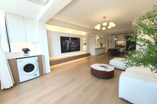 3 Brs, 2 Baths with Floor Heating/Central ac, 140 sqm @ Jingan temple L2&7