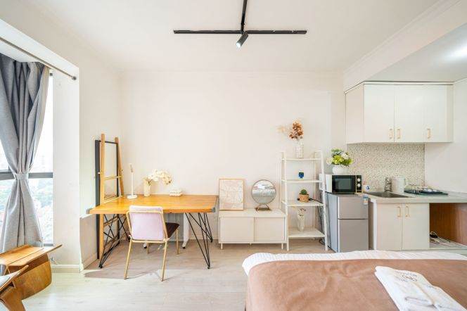 Spacious Designer Studio at Paris Fashion | High-Floor with Projector & Prime City Access