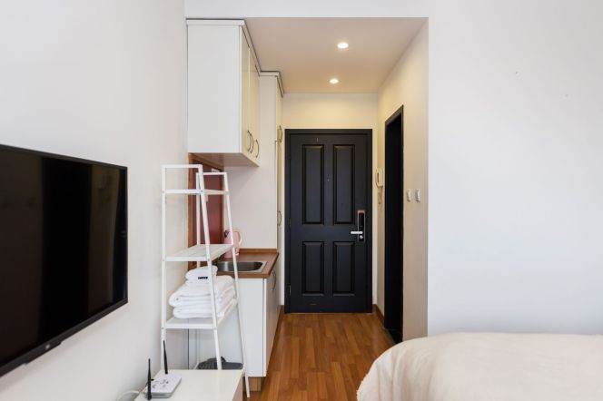 Designer Industrial-Chic Studio | Prime Jing'an Location | High-Floor with City Views