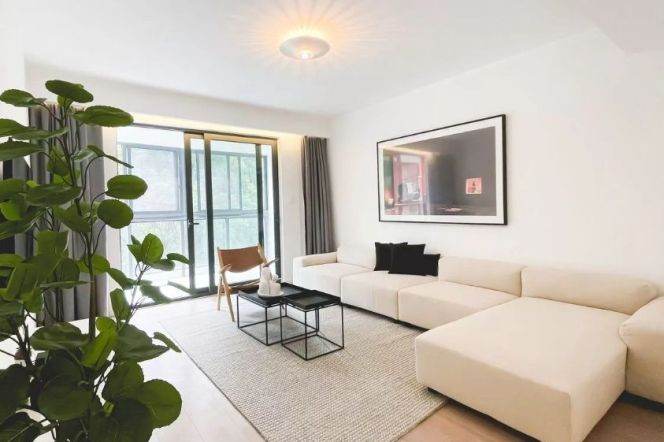 Modern 3brs with balcony and floor heating nearby west nan jing road CBD