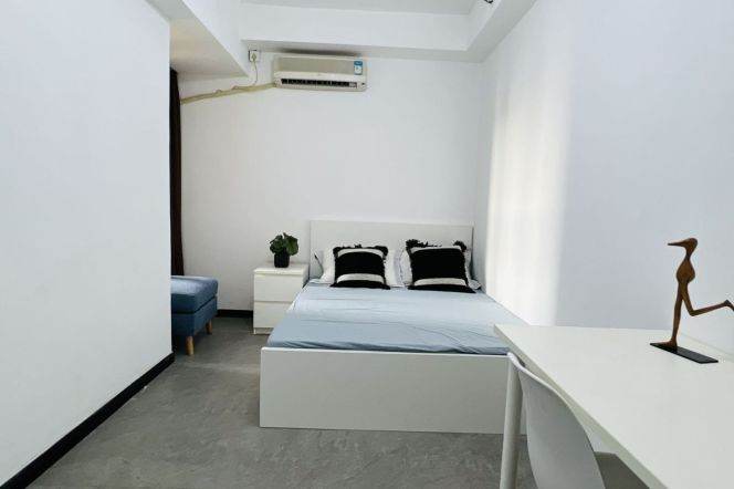 Big room near Hanzhong rd,close to ECNU,with international roommates 