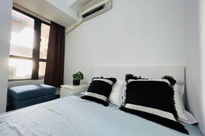 Big room near Hanzhong rd,close to ECNU,with international roommates 